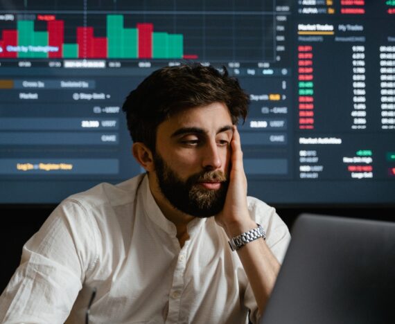 Investičný broker vs. finančný poradca